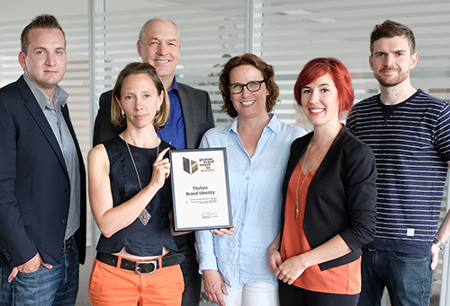 Freuen sich über den German Brand Award: Das Team der Agentur SchindlerParent aus Meersburg und die Theben AG