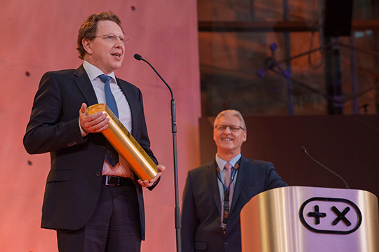 Harald Hasenclever nimmt X Plus Award entgegen